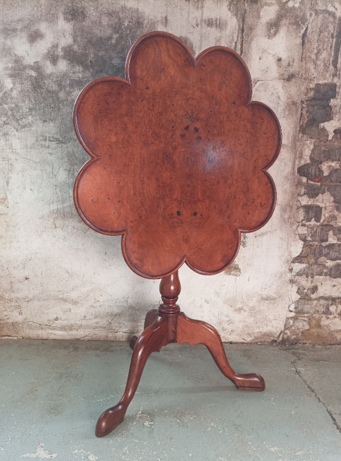 Georgian Style Revolving Lobed Pie Crust Tilt Top Table. (8).jpg